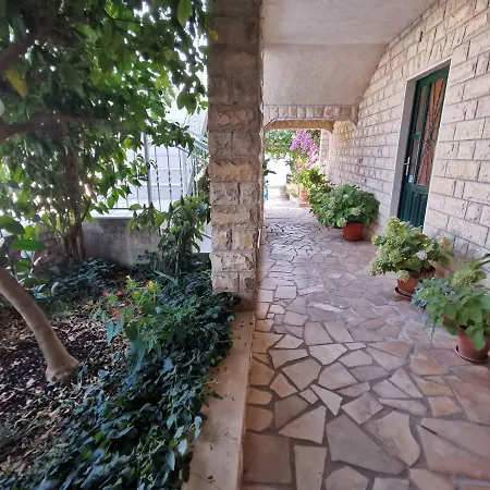 Three-bedroom In I Vinišće