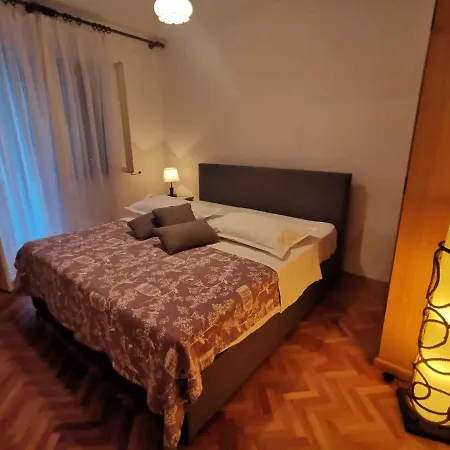 Three-bedroom In I *